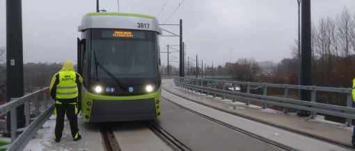 Pierwszy przejazd testowy trasą na Pieczewo - Durmazlar Panorama Olsztyn DRP5H05 #3017 na estakadzie nad ulicą Krasickiego (20 listopada 2023)