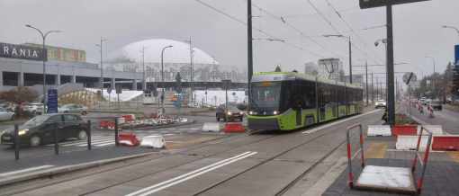 Pierwszy przejazd testowy trasą na Pieczewo - Durmazlar Panorama Olsztyn DRP5H05 #3017 zbliża się do przystanku Hala Urania (20 listopada 2023)