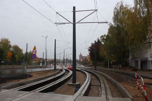 Budowa linii tramwajowej w ulicy Krasickiego - przejście torowiska pomiędzy jezdnie ulicy między przystankami Boenigka i Krasickiego (22 października 2023)