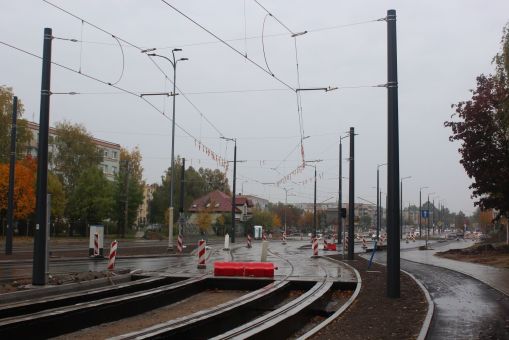 Budowa linii tramwajowej w ulicy Krasickiego - przejście torowiska pomiędzy jezdnie ulicy między przystankami Boenigka i Krasickiego (22 października 2023)