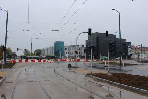 Budowa linii tramwajowej w alei Piłsudskiego, w pobliżu skrzyżowania z ulicami Leonharda i Wyszyńskiego (22 października 2023)