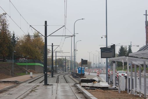 Budowa linii tramwajowej w ulicy Wyszyńskiego - przystanek Pstrowskiego (22 października 2023)