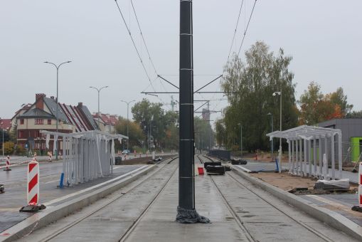 Budowa linii tramwajowej w ulicy Wyszyńskiego - przystanek Piłsudskiego, po prawej podstacja trakcyjna (22 października 2023)