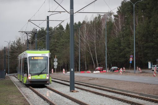 Solaris Tramino Olsztyn S111O #3008 na linii 4 zbliża się do przystanku Boenigka w kursie w pierwszym dniu funkcjonowania trasy tramwajowej na Pieczewo (30 grudnia 2023)