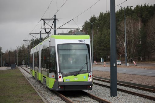 Solaris Tramino Olsztyn S111O #3008 na linii 4 zbliża się do przystanku Boenigka w kursie w pierwszym dniu funkcjonowania trasy tramwajowej na Pieczewo (30 grudnia 2023)