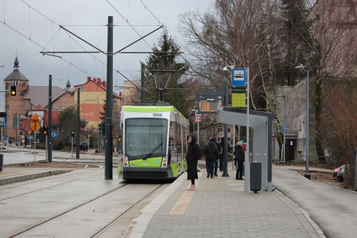Solaris Tramino Olsztyn S111O #3008 na linii 4 odjeżdża z przystanku Boenigka w kursie w pierwszym dniu funkcjonowania trasy tramwajowej na Pieczewo (30 grudnia 2023)