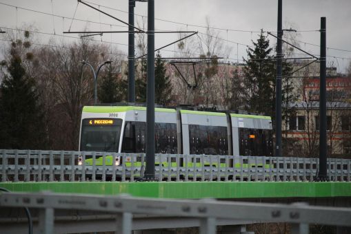 Solaris Tramino Olsztyn S111O #3008 na linii 4 na estakadzie tramwajowej nad ulicami Synów Pułku i Krasickiego w pierwszym dniu funkcjonowania trasy tramwajowej na Pieczewo (30 grudnia 2023)