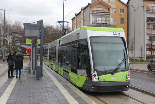 Solaris Tramino Olsztyn S111O #3009 na linii 4 na przystanku początkowym Pieczewo w pierwszym dniu funkcjonowania trasy tramwajowej na Pieczewo (30 grudnia 2023)