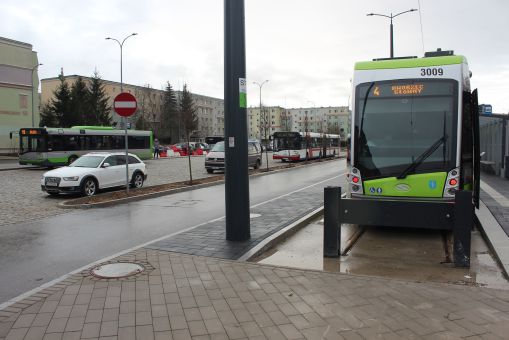 Solaris Tramino Olsztyn S111O #3009 na linii 4 na przystanku początkowym Pieczewo w pierwszym dniu funkcjonowania trasy tramwajowej na Pieczewo (30 grudnia 2023)