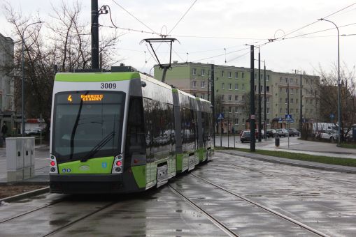 Solaris Tramino Olsztyn S111O #3009 na linii 4 odjeżdża z przystanku początkowego Pieczewo w kursie w pierwszym dniu funkcjonowania trasy tramwajowej na Pieczewo (30 grudnia 2023)