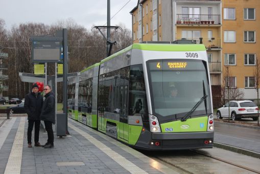 Solaris Tramino Olsztyn S111O #3009 na linii 4 na przystanku początkowym Pieczewo w pierwszym dniu funkcjonowania trasy tramwajowej na Pieczewo, a obok niego jedni z ojców olsztyńskich tramwajów - prezydent Olsztyna Piotr Grzymowicz i kierownik projektu tramwajowego Andrzej Karwowski (30 grudnia 2023)
