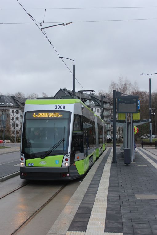 Solaris Tramino Olsztyn S111O #3009 przed inauguracyjnym kursem linii 4 w pierwszym dniu funkcjonowania trasy tramwajowej na Pieczewo (30 grudnia 2023)