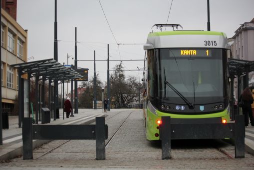 Durmazlar Panorama Olsztyn DRP5H05 #3015 na linii 1 na nowym przystanku końcowym Wysoka Brama na placu Jedności Słowiańskiej (28 grudnia 2023)