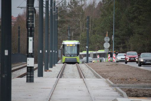 Durmazlar Panorama Olsztyn DRP5H05 #3020 na linii 4 odjeżdża z przystanku Boenigka w pierwszym dniu funkcjonowania trasy tramwajowej na Pieczewo (30 grudnia 2023)