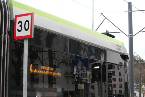 Durmazlar Panorama Olsztyn DRP5H05 #3024 przed skrzyżowaniem ulic Krasickiego i Barcza w pierwszym dniu funkcjonowania trasy tramwajowej na Pieczewo (30 grudnia 2023)