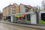 Udekorowana wiata przystankowa na peronie linii 4 na przystanku końcowym Pieczewo podczas inauguracji trasy tramwajowej na Pieczewo (30 grudnia&nbsp;2023)