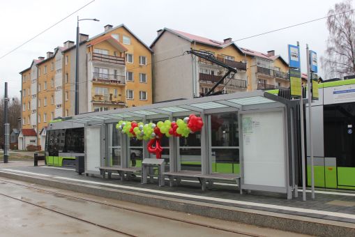 Udekorowana wiata przystankowa na peronie linii 4 na przystanku końcowym Pieczewo podczas inauguracji trasy tramwajowej na Pieczewo (30 grudnia 2023)