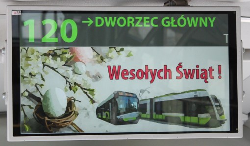 Życzenia wielkanocne na tablicy informacji pasażerskiej w autobusie linii 120