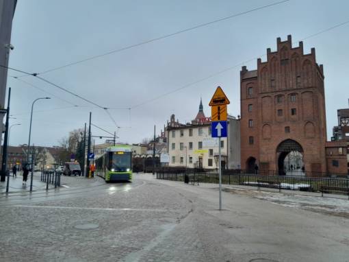 Durmazlar Panorama Olsztyn DRP5H05 #3016 na linii 1 w kierunku Kanta odjeżdża z nowego przystanku końcowego Wysoka Brama na placu Jedności Słowiańskiej (14 grudnia 2023)