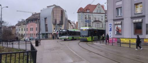 Solaris Urbino III 12 #149 na linii 116 w kierunku Osiedla Mazurskiego i Durmazlar Panorama Olsztyn DRP5H05 #3016 na linii 1 w kierunku Kanta mijają się na skrzyżowaniu ulic Staromiejskiej, Nowowiejskiego, Skłodowskiej-Curie, 11 Listopada i placu Jedności Słowiańskiej (14 grudnia 2023)