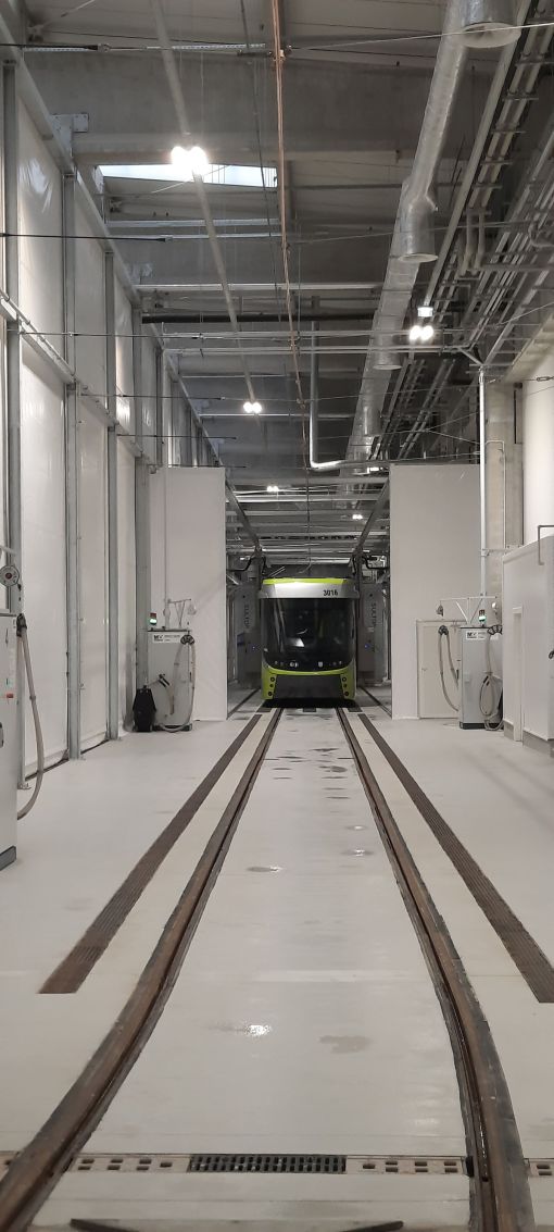 Myjnia we wschodniej hali zajezdni tramwajowej MPK Olsztyn (29 grudnia 2023)
