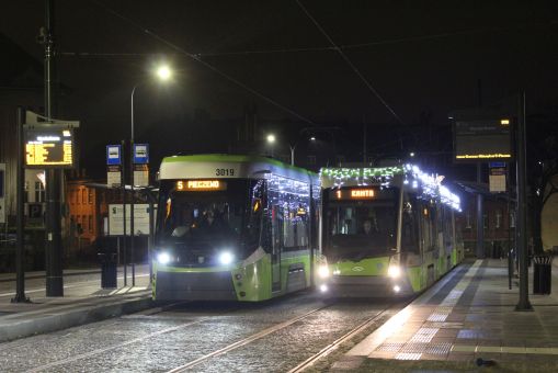 Durmazlar Panorama Olsztyn DRP5H05 #3019 przed rozpoczęciem pierwszego kursu linii 5 w kierunku Pieczewa w pierwszym dniu jej kursowania i Solaris Tramino Olsztyn S111O #3005 ze świątecznymi dekoracjami na linii 1 na przystanku początkowym Wysoka Brama (1 stycznia 2024)