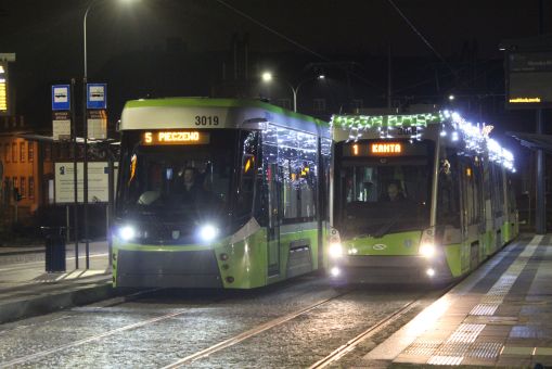 Durmazlar Panorama Olsztyn DRP5H05 #3019 przed rozpoczęciem pierwszego kursu linii 5 w kierunku Pieczewa w pierwszym dniu jej kursowania i Solaris Tramino Olsztyn S111O #3005 ze świątecznymi dekoracjami na linii 1 na przystanku początkowym Wysoka Brama (1 stycznia 2024)