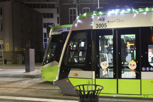 Durmazlar Panorama Olsztyn DRP5H05 #3019 przed rozpoczęciem pierwszego kursu linii 5 w kierunku Pieczewa w pierwszym dniu jej kursowania i Solaris Tramino Olsztyn S111O #3005 ze świątecznymi dekoracjami na linii 1 na przystanku początkowym Wysoka Brama (1 stycznia 2024)