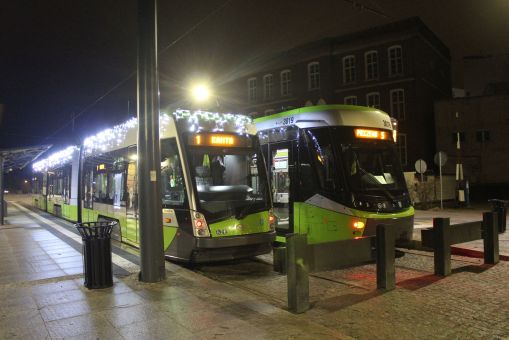 Solaris Tramino Olsztyn S111O #3005 ze świątecznymi dekoracjami na linii 1 i Durmazlar Panorama Olsztyn DRP5H05 #3019 na przystanku początkowym Wysoka Brama przed rozpoczęciem pierwszego kursu linii 5 w kierunku Pieczewa w pierwszym dniu jej kursowania (1 stycznia 2024)