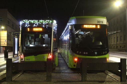 Solaris Tramino Olsztyn S111O #3005 ze świątecznymi dekoracjami na linii 1 i Durmazlar Panorama Olsztyn DRP5H05 #3019 na przystanku początkowym Wysoka Brama przed rozpoczęciem pierwszego kursu linii 5 w kierunku Pieczewa w pierwszym dniu jej kursowania (1 stycznia 2024)