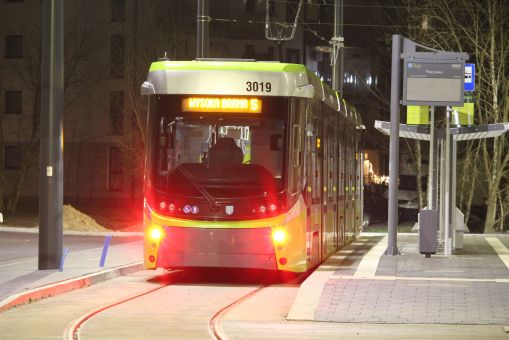 Durmazlar Panorama Olsztyn DRP5H05 #3019 na przystanku początkowym Pieczewo przed rozpoczęciem pierwszego kursu linii 5 w kierunku Wysokiej Bramy w pierwszym dniu jej kursowania (1 stycznia 2024)