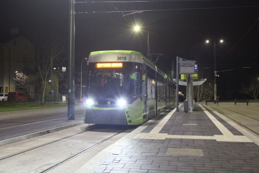 Durmazlar Panorama Olsztyn DRP5H05 #3019 na przystanku początkowym Pieczewo przed rozpoczęciem pierwszego kursu linii 5 w kierunku Wysokiej Bramy w pierwszym dniu jej kursowania (1 stycznia 2024)
