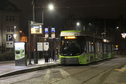 Durmazlar Panorama Olsztyn DRP5H05 #3019 na przystanku początkowym Wysoka Brama przed rozpoczęciem pierwszego kursu linii 5 w kierunku Pieczewa w pierwszym dniu jej kursowania (1 stycznia 2024)