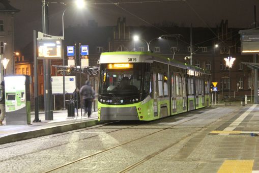 Durmazlar Panorama Olsztyn DRP5H05 #3019 na przystanku początkowym Wysoka Brama przed rozpoczęciem pierwszego kursu linii 5 w kierunku Pieczewa w pierwszym dniu jej kursowania (1 stycznia 2024)