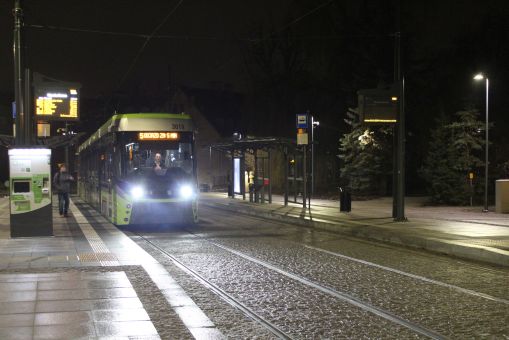Durmazlar Panorama Olsztyn DRP5H05 #3019 na przystanku początkowym Wysoka Brama przed rozpoczęciem pierwszego kursu linii 5 w kierunku Pieczewa w pierwszym dniu jej kursowania (1 stycznia 2024)