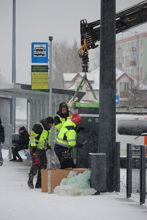 Ustawianie biletomatu na przystanku Krasickiego (3 stycznia 2024)