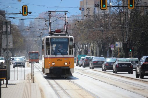 Tatra T6 #2050 na linii 3 zbliża się do przystanku Metrostancija Konstantin Weliczkow (Метростанция Константин Величков) w Sofii (24 marca 2024)