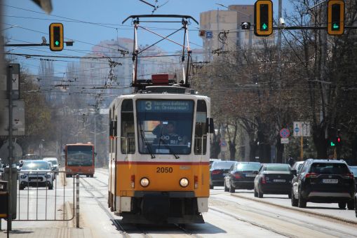 Tatra T6 #2050 na linii 3 zbliża się do przystanku Metrostancija Konstantin Weliczkow (Метростанция Константин Величков) w Sofii (24 marca 2024)