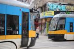 Pesy Swing 122NaSF #2321 i #2303 na linii 27 mijają się na skrzyżowaniu bulwaru Witosza (бул. Витоша) i ulicy Alabin (Алабин) w Sofii (24 marca&nbsp;2024)