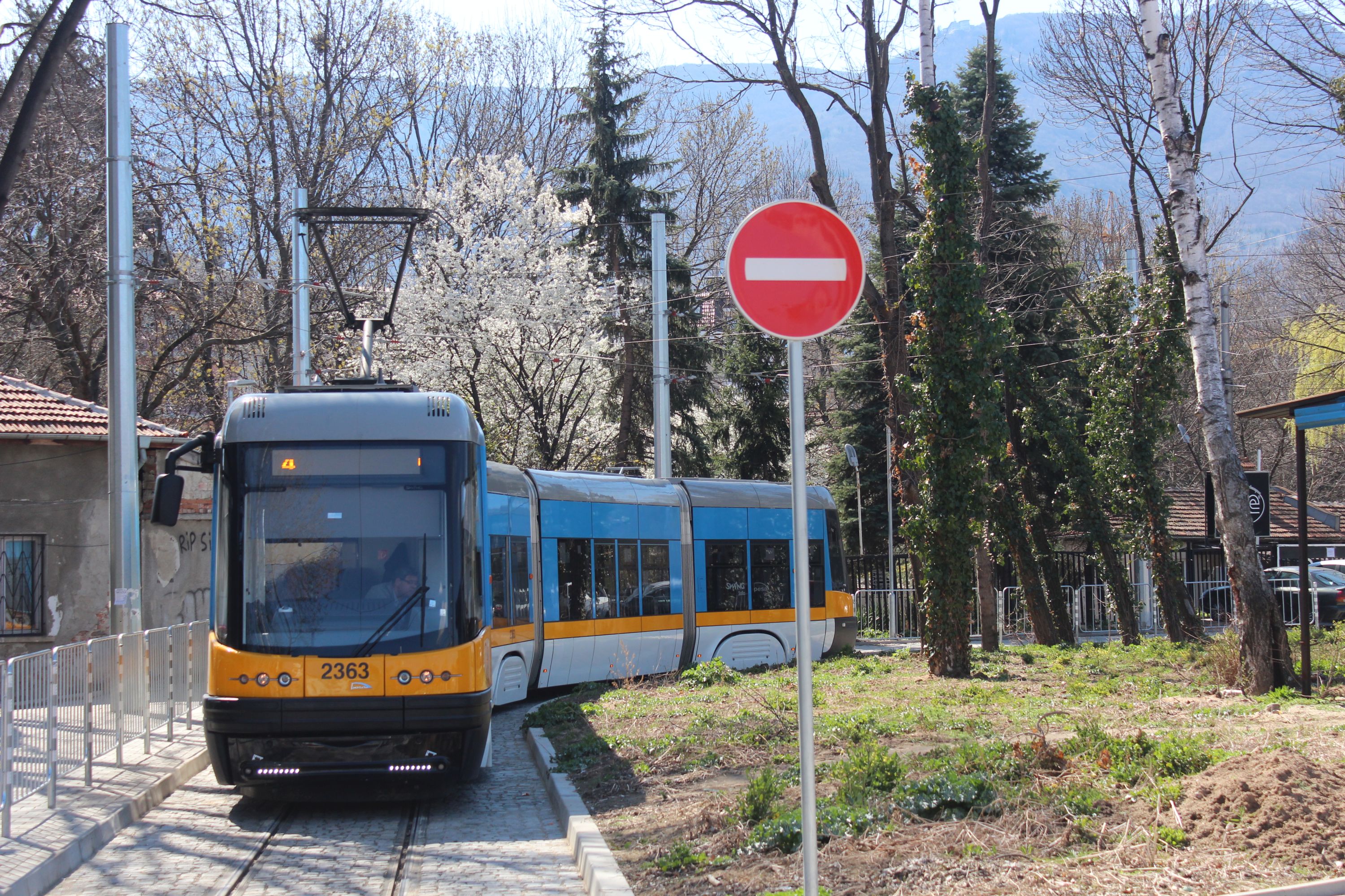 Pesa Swing 122NaSF #2363 na linii 4 na pętli Buleward Nikoła Petkow w Sofii, w tle masyw Witoszy (24 marca 2024)