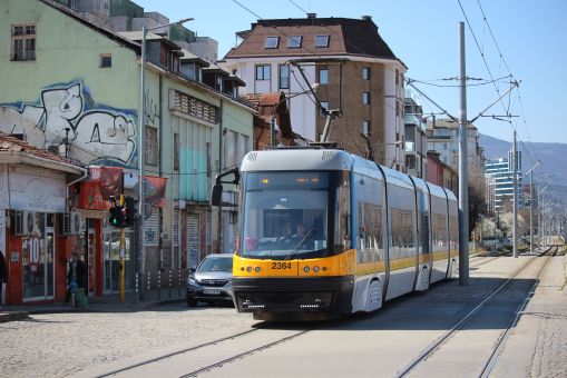 Pesa Swing 122NaSF #2364 na linii 4 zbliża się do przystanku Żilisten kompleks Krasno seło (ж.к. Красно село) w Sofii (24 marca 2024)