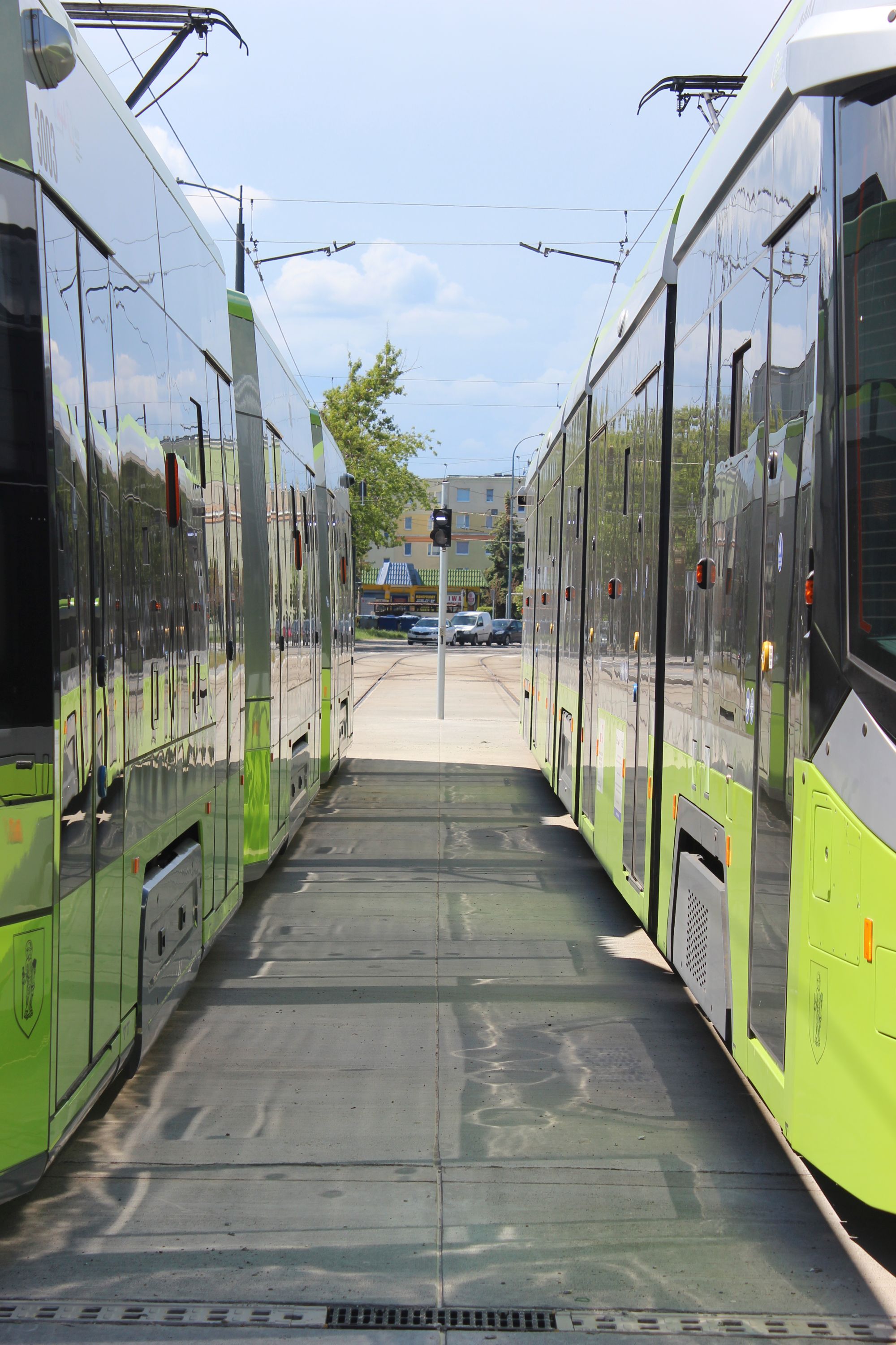 Solaris Tramino S111O #3003 na linii 4 i Durmazlar Panorama DRP5H05 #3024 na linii 5 na przystanku końcowym Pieczewo (19 maja 2024)