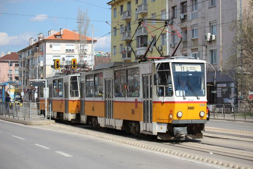 Skład Tatr T6 #3007 i #3008 na linii 11 odjeżdża z przystanku Metrostancija Konstantin Weliczkow (Метростанция Константин Величков) w Sofii (24 marca 2024)