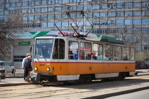 Tatra T6 #3010 na linii 10 na przystanku Buleward Konstantin Weliczkow (бул. Константин Величков) w Sofii (24 marca 2024)