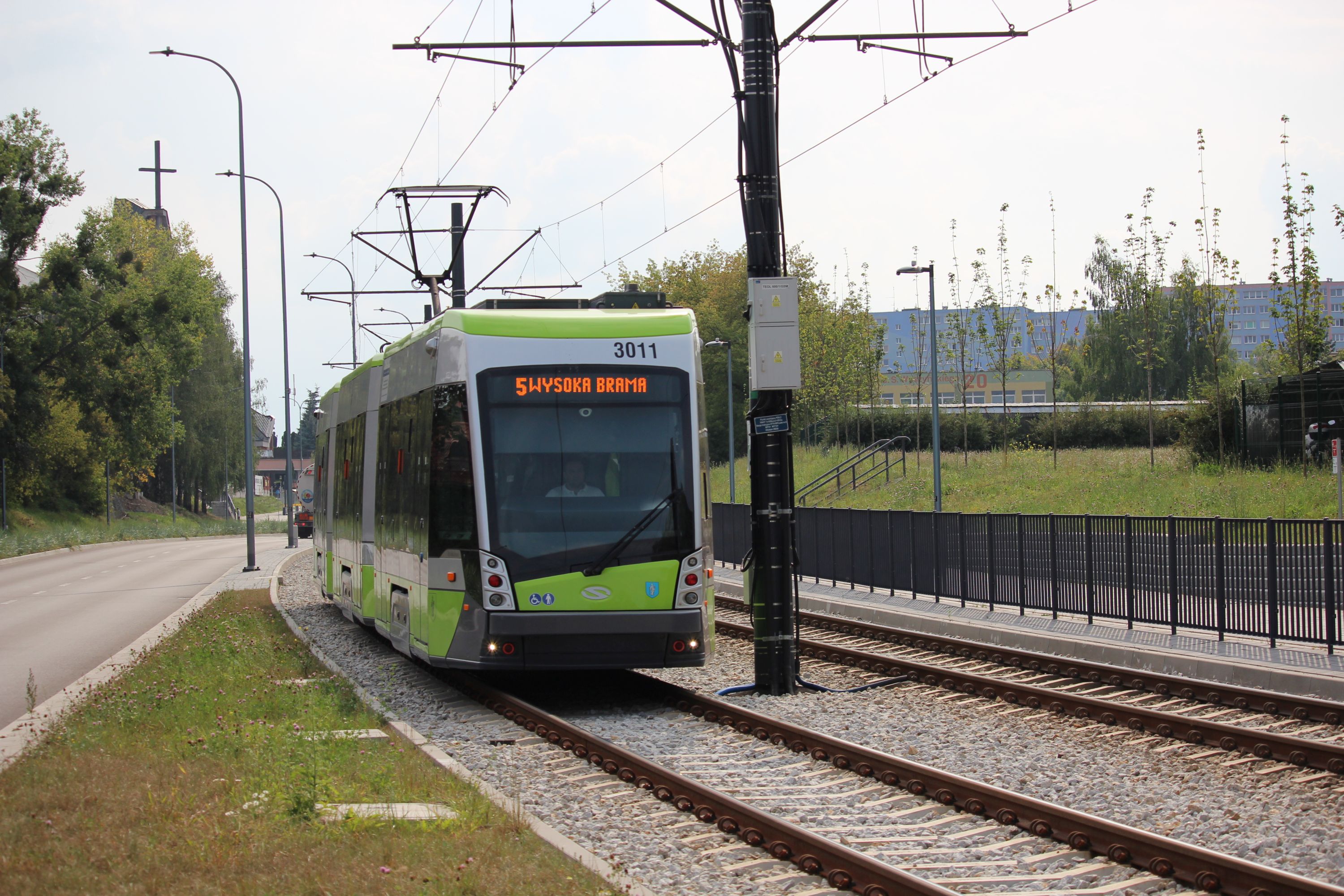 Solaris Tramino S111O #3011 na linii 5 w kierunku Wysokiej Bramy zbliża się do przystanku Piłsudskiego (18 sierpnia 2024)