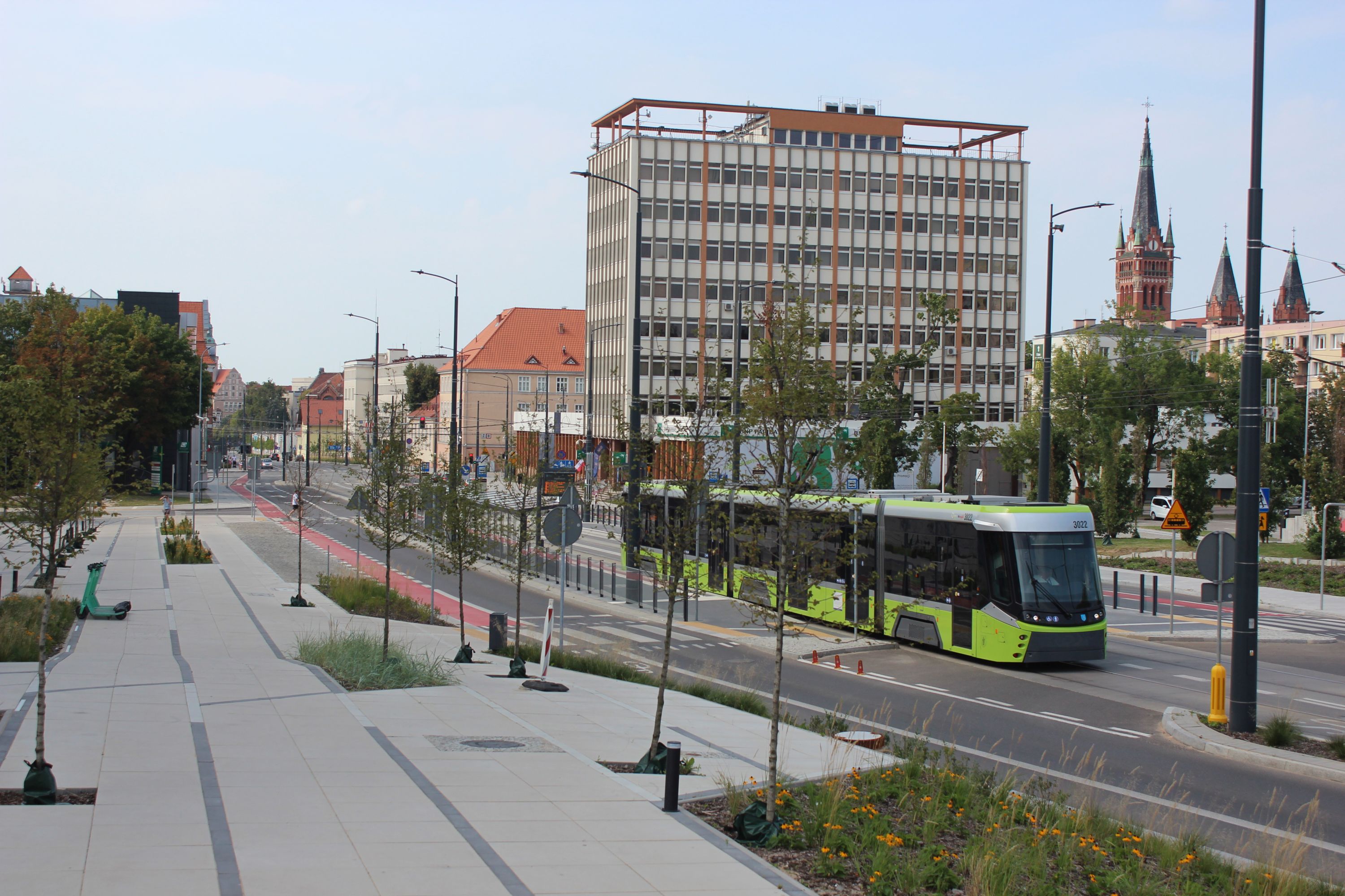 Durmazlar Panorama DRP5H05 #3022 na linii 5 w kierunku Pieczewa rusza z przystanku Planetarium (18 sierpnia 2024)