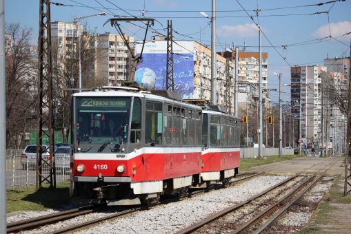 Skład normalnotorowych Tatr T6 #4160 i #4162 na linii 22 dojeżdża do pętli przy zajezdni tramwajowej Krasna poljana (трамвайно депо Красна поляна) w Sofii (24 marca 2024)