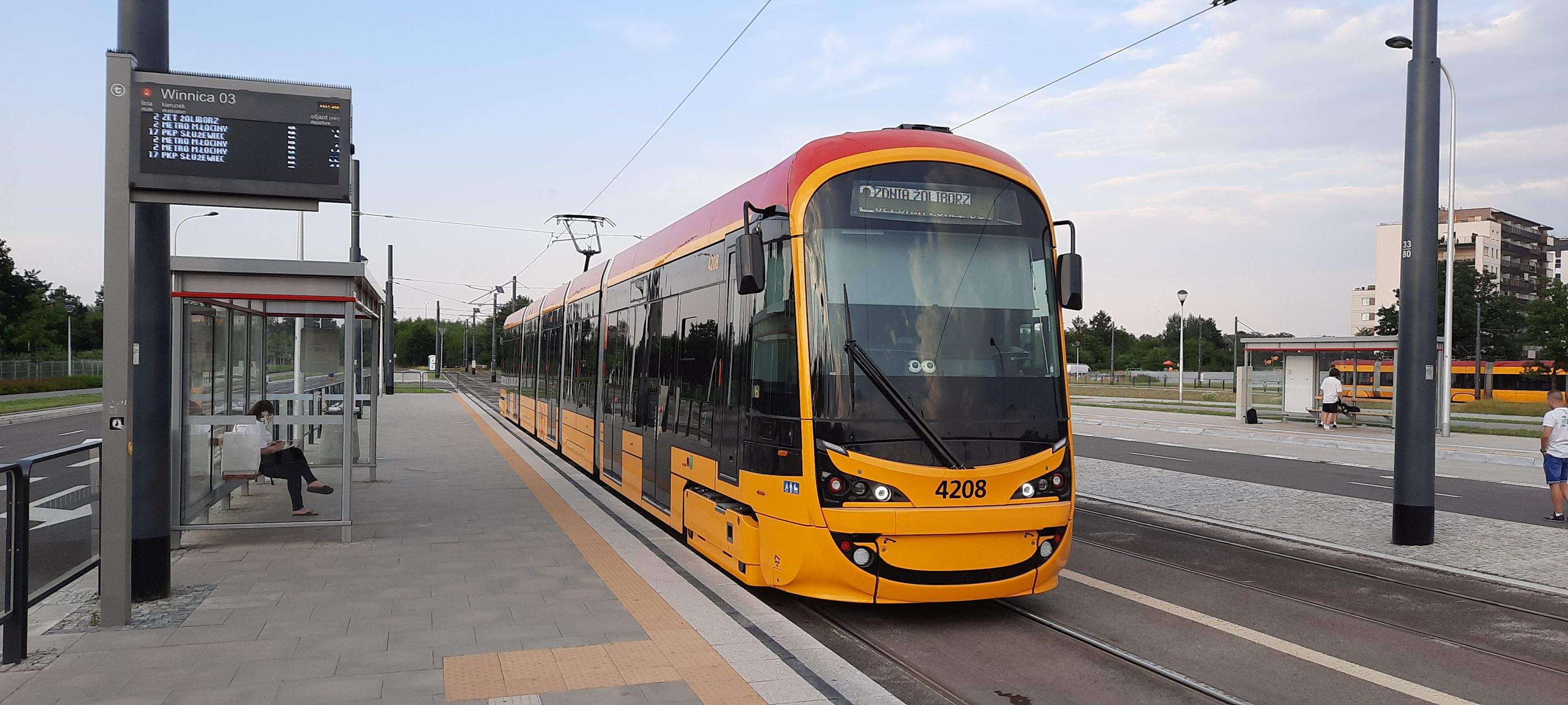 Hyundai Rotem 140N #4208 na linii 2 na przystanku początkowym Winnica w Warszawie (4 lipca 2022)