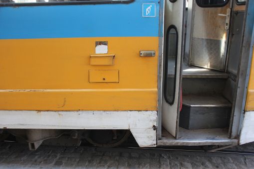 Pocztowa skrzynka na listy w tramwaju Tramkar T8M #505 na linii 11 stojącym na pętli Kniażewo (Княжево) w Sofii (24 marca 2024)