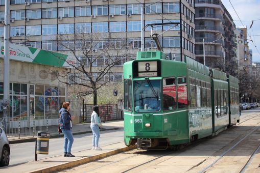 Schindler Be 4-6 #663 na linii 8 na przystanku Buleward Konstantin Weliczkow (бул. Константин Величков) w Sofii (24 marca 2024)